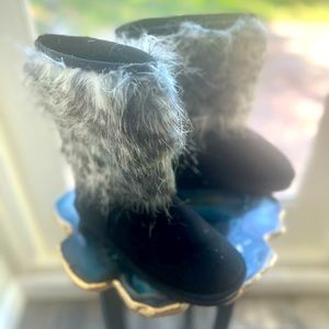 Girls UGG-type black 👢boots with faux fur. Size 1-1.5. Worn once inside home.
